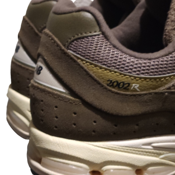 New Balance 2002R Size 10.5W/9M Sneakers - Picture 6 of 8